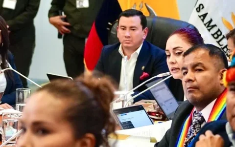 El asambleísta José Nango aparece en una sesión de la Comisión de Fiscalización, presidida por Ferdinan Álvarez (ADN).