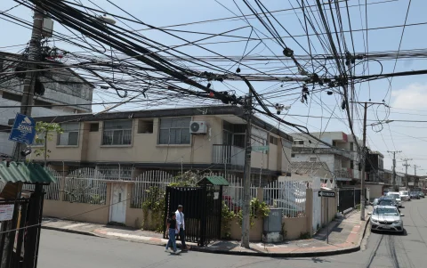 Colapso. Postes saturados evidencian el deterioro en prácticamente todas las calles del barrio.