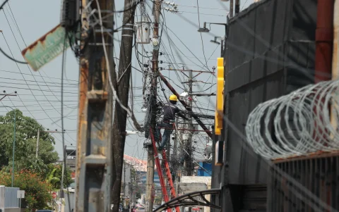 Una maraña sin control invade el espacio público  El desorden urbano erosiona el cuidado colectivo y hasta la plusvalía del sector