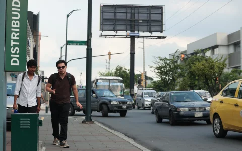 Las avenidas principales de la ciudadela Kennedy son las únicas que no tiene postes con cables colgando. Allí la regeneración llegó y el orden se siente. Eso anhelan para las calles internas.