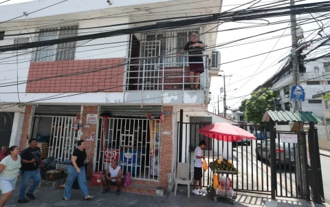 Denuncia. La saturación alcanza espacios como los balcones, donde a los cables ya se los toca