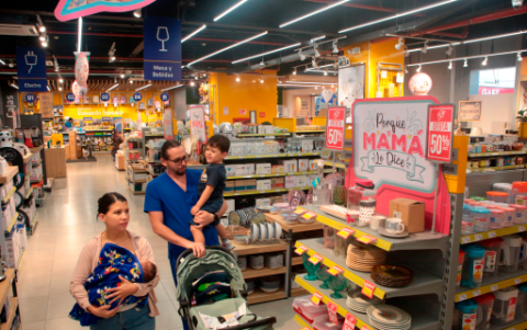 Esposos buscando un regalo en los almacenes Estuardo Sánchez.