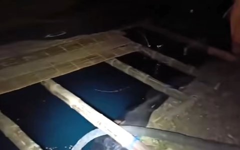 Así estaba cubierta la piscina llena de combustible descubierta en la comuna El Azúcar, en  Santa Elena