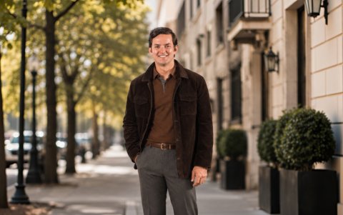 La inteligencia artificial suaviza el estilo con chaqueta de textura pana y accesorios discretos.