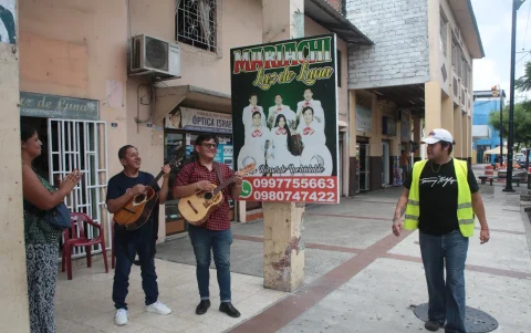 A lo largo de la calle Gómez Rendón, en el centro-sur de Guayaquil, desde hace varios años están ubicados locales en los que se asientan agrupaciones que ofrecen servicios de serenata.