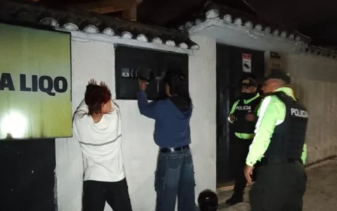 Operativo policial en el sur de Quito, con detenidos durante controles nocturnos.