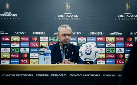 El entrenador Tiago Nunes ha sido fuertemente criticado por el nivel mostrado por el equipo.