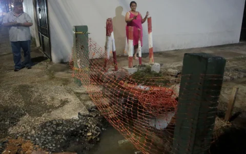 Residentes se quejan que los huecos quedaron sin tapar, llenándose de basura y agua residual.
