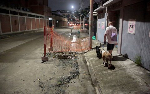 Cerca de la calle Guayacanes, se repiten los huecos en cada cuadra.