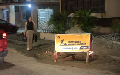 Los materiales regados obligan a los peatones a esquivarlos.