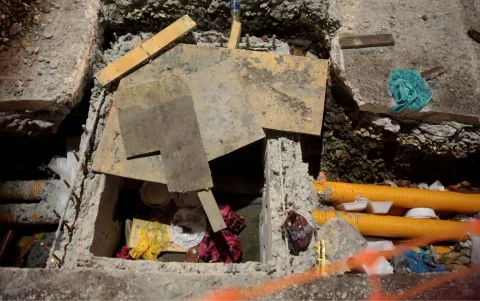 Algunos de los huecos se han llenado de basura, como tarrinas de almuerzo, probablemente de los mismos trabajadores.