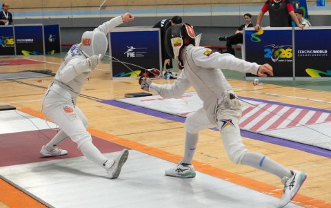 Tomás Aguinaga (d) en acción durante uno de las competencias de sable. Pese a lo que se pueda pensar, el deportista empezó en fútbol hasta encontrar su deporte.