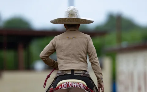 Un joven integrante de una escaramuza charra durante una jornada del 'Viva Fiesta' en San Antonio, Texas (EE.UU.).