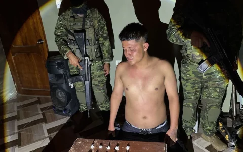 Incautan cocaína y marihuana a sospechoso en Felipe Abud, Los Ríos, durante intervención militar contra economías ilícitas.