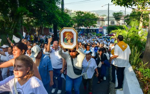 Ciudadanos de diversos sectores se unen en una caminata por la paz y la unidad de las familias frente a la violencia.
