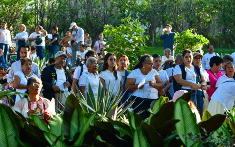 La caminata religiosa concluyó con el rezo del Santo Rosario y momentos de reflexión espiritual entre los asistentes.
