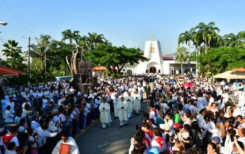 Monseñor Luis Cabrera preside la misa de cierre en el Santuario de Schoenstatt tras la llegada de los peregrinos.