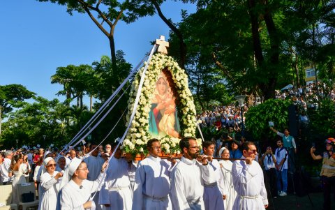 Fieles católicos se congregan en el punto final de la marcha para participar en la celebración de la Santa Eucaristía.