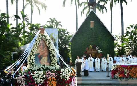Monseñor Luis Cabrera preside la misa de cierre en el Santuario de Schoenstatt tras la llegada de los peregrinos.