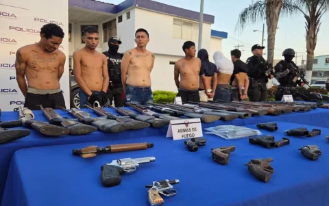En cinco distritos de Guayaquil, 21 personas vinculadas a Latin Kings y otras bandas fueron arrestadas por narcotráfico.