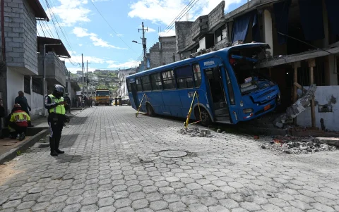 El accidente en el sector de El Conde, sur de Quito, dejó una persona fallecida y daños materiales.