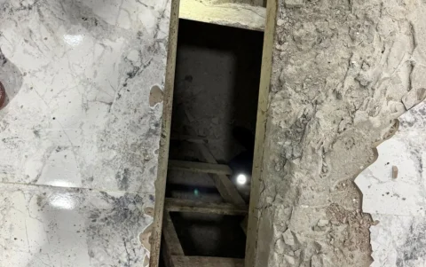 Durante allanamientos, la Policía halló bodegas con búnkeres subterráneos usados para esconder cocaína en exportaciones de chifles.