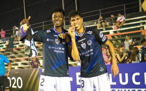 Pacho (i) e Hincapié como compañeros en Independiente del Valle cuando ganaron la Libertadores Sub-20.