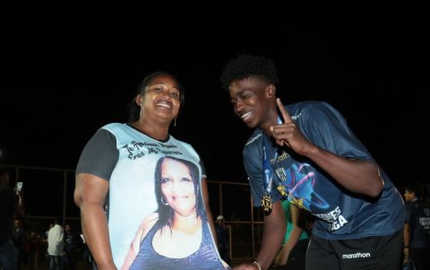 Willian junto a la foto de su madre en una camiseta, doña Glenda Tenorio murió el día en que el futbolista debutó en Primera.