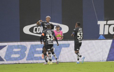 Los jugadores de Independiente del Valle festejan el tanto de Emerson Pata, que valió la victoria sobre Barcelona.