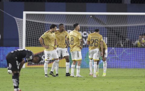 Los jugadores de Barcelona se lamentan tras caer ante Independiente del Valle