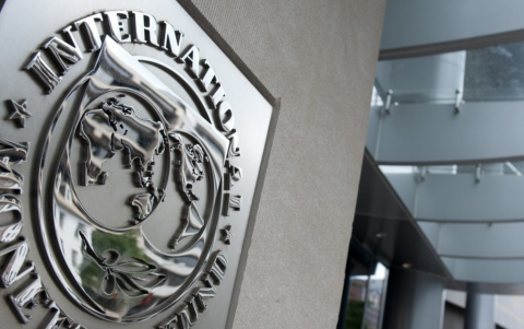 El cumplimiento de metas fiscales requerirá mayores ingresos y recortes de gasto entre 2026 y 2027.