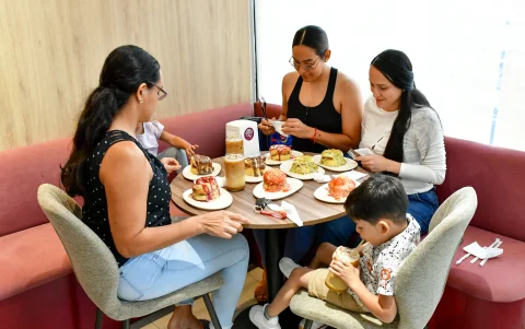 La cafetería Casa Canela es disfrutada por clientes de todas las edades.