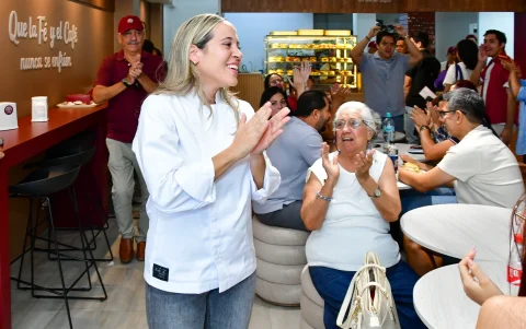 Luisa Lanata agradece e inaugura Casa Canela en Urdesa.