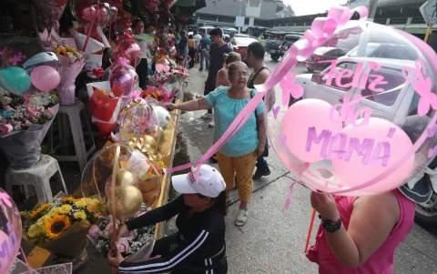 Durante el fin de semana subipo la venta de flores por la celebración del Día de la Madre.