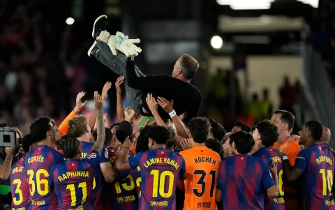 El técnico del FC Barcelona, Hansi Flick, por los aires levantado por sus jugadores al ser campeón de España.