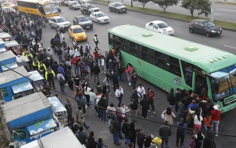 El 5 de mayo, la operación del transporte convencional empezó dos horas tarde.