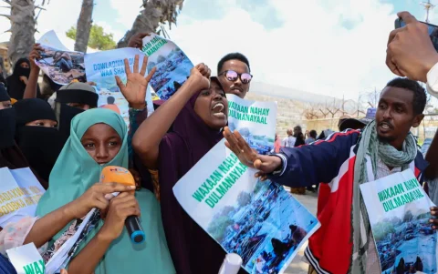 Las protestas por desalojos y tensión política se llevan a cabo a pocos días de que venza el mandato del presidente Hassan Sheikh Mohamud.