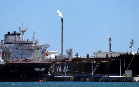 Buques petroleros descargan en la refinería de Lavera, en Martigues, al sur de Francia, el 11 de mayo de 2026.
