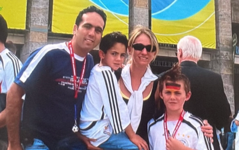 Leonardo junto a sus padres y recordó sus primeros sueños futboleros.