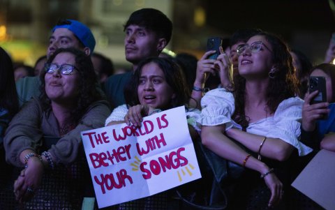 Los fans permanecían hipnotizados: rostros nostálgicos, ojos cristalizados y manos cerca del pecho. Algunos portaban vinilos de edición especial; otros, carteles con mensajes afectuosos.