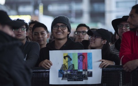 Entre el público destacaba un fan con un dibujo a color de los integrantes, insistiendo al personal de seguridad y a los organizadores para que fuera entregado a la banda.