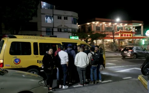 Movilidad. Vehículos particulares y furgonetas trasladan pasajeros previo al toque de queda.