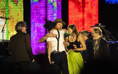 El cierre llegó con Stubborn Love, una balada acústica sobre la resiliencia en las relaciones.