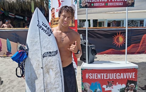 Bruce Burgos de Manta fue el ganador de la Punta Classic en Montañita.
