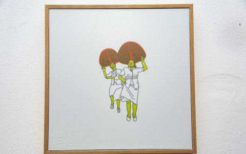Ilustraciones digitales de cuerpos de mujeres mayores fusionados con hongos, son parte de la obra de Evelyne Blondeel.