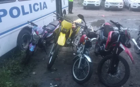 La Policía incautó armas, silenciadores y droga durante allanamientos por violencia en Milagro.
