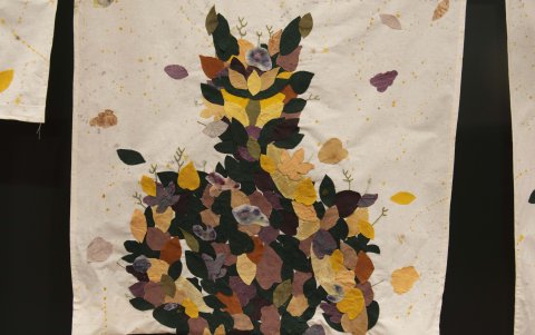 Las obra de Clara Best exploran el arte elaborado con tintes vegetales.
