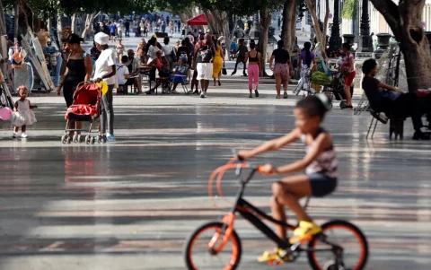 Fotografía del 2 de mayo de 2026 que muestra a personas por el paseo del Prado, en La Habana (Cuba).