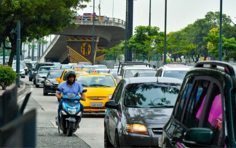 La avenida de las Américas, en el norte de Guayaquil, es una de las arterias viales que soporta congestión vehicular a diario.