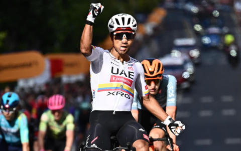 Jhonatan Narváez al cruzar la meta como ganador de la etapa 4 del Giro de Italia 2026.